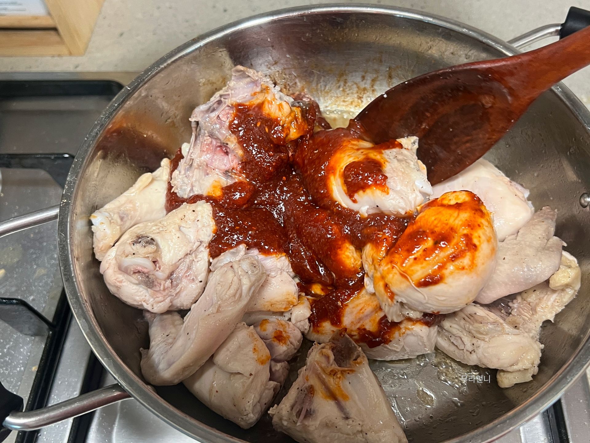 양념장 넣고 닭과 1분 동안 볶기