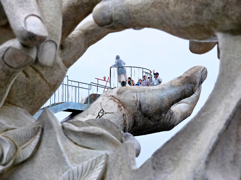 여수예술랜드 마이다스의 손 전망대에서 단체 사진 촬영 중인 개그콘서트 출연진들
