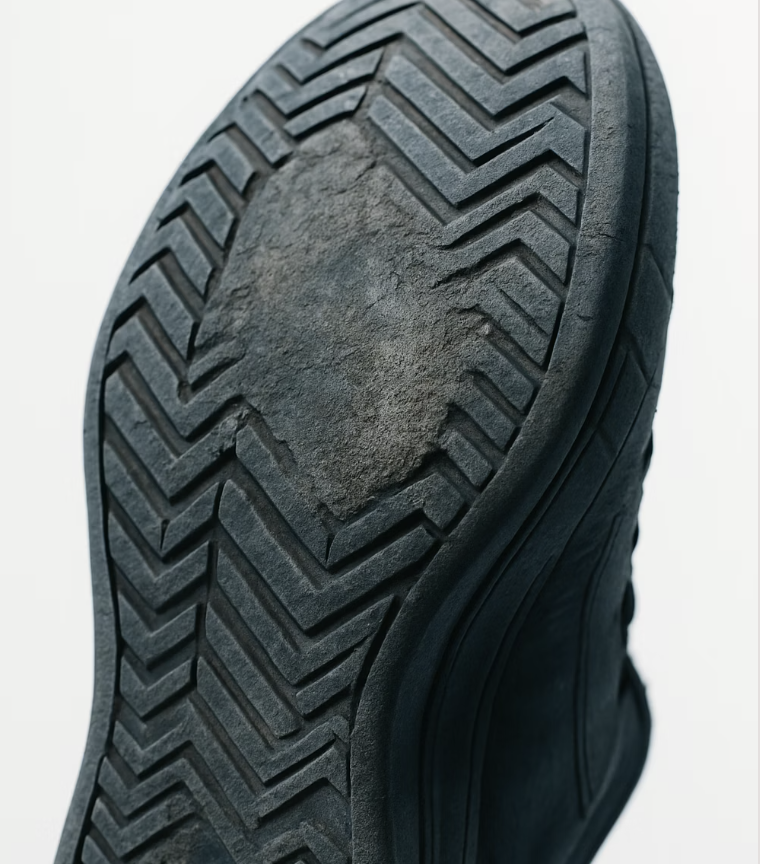 기능을 잃은 낡은 신발, 무너진 기초 공사