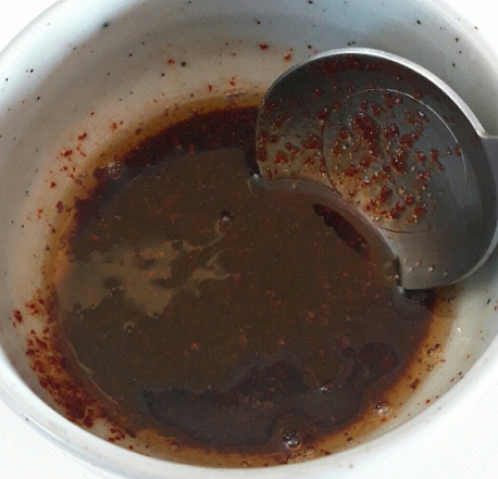 한국의 떡 종류 기름떡볶이-설탕&amp;#44; 간장&amp;#44; 고춧가루&amp;#44; 참기름을 넣어 섞어준다.