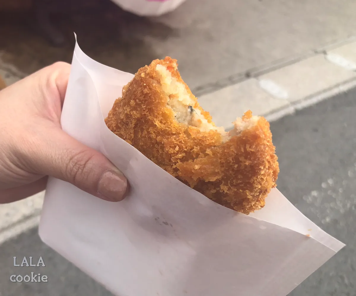 후쿠오카-유후인-디저트-맛집-추천-금상고로케-기본맛-한입-먹은-모습