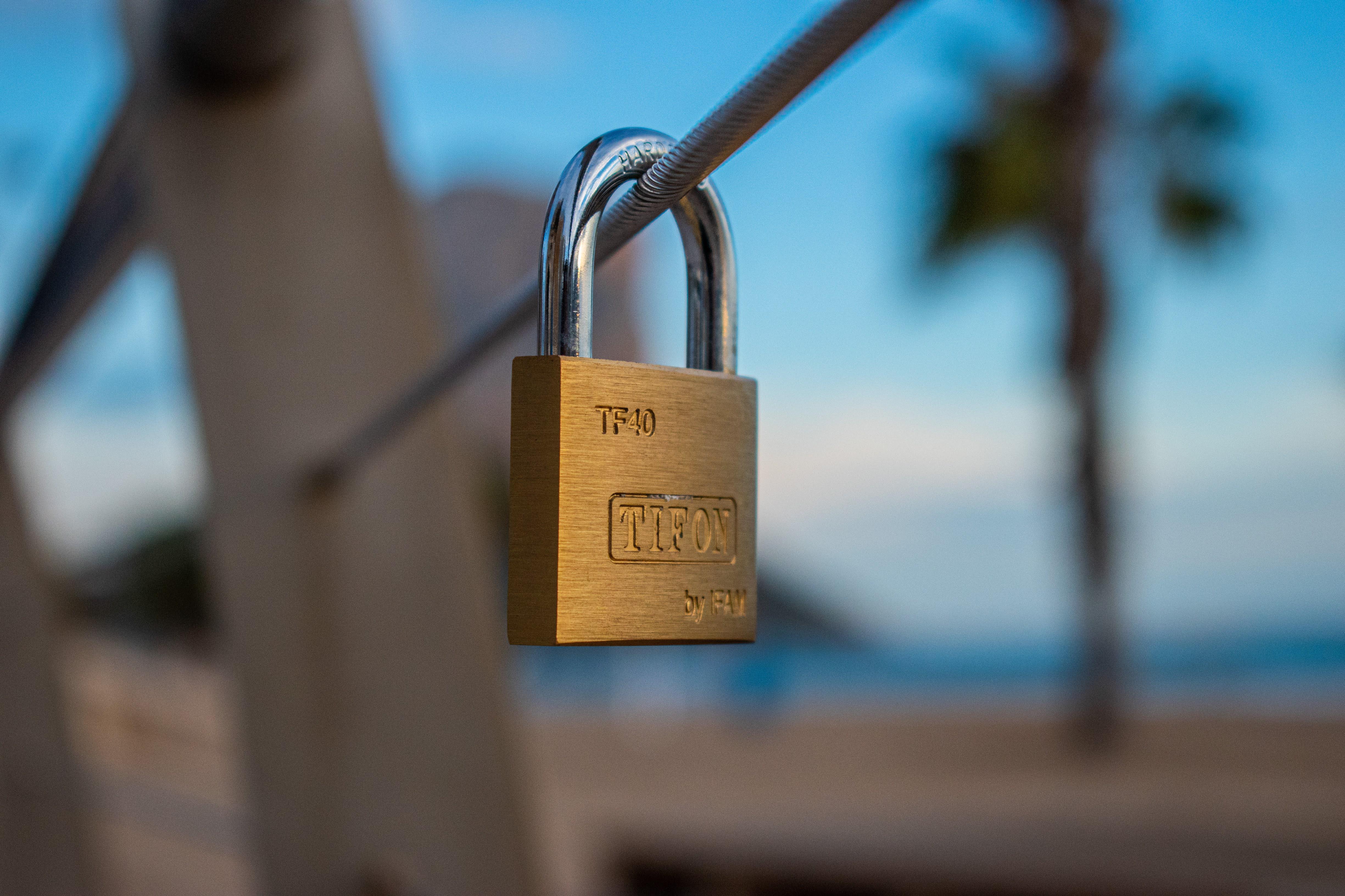 잠궈져있는 자물쇠