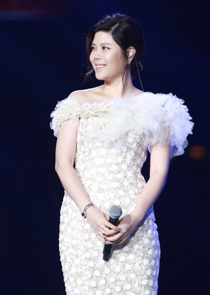 공연 무대에서 환하게 웃는 가수 린 모습