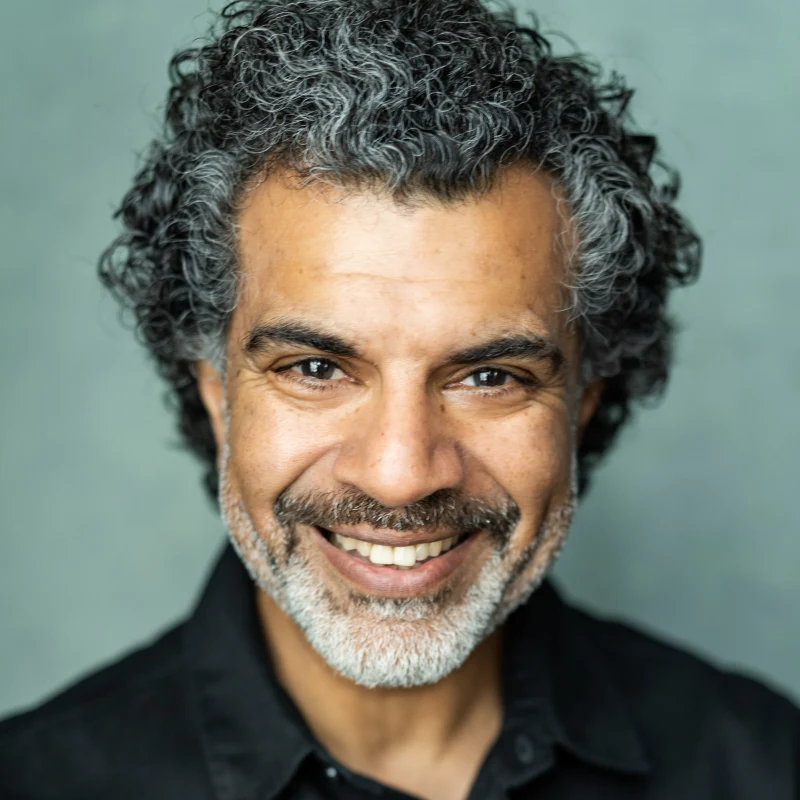 댐즐에서 현지 가이드 역을 맡은 에즈라 파로크 칸