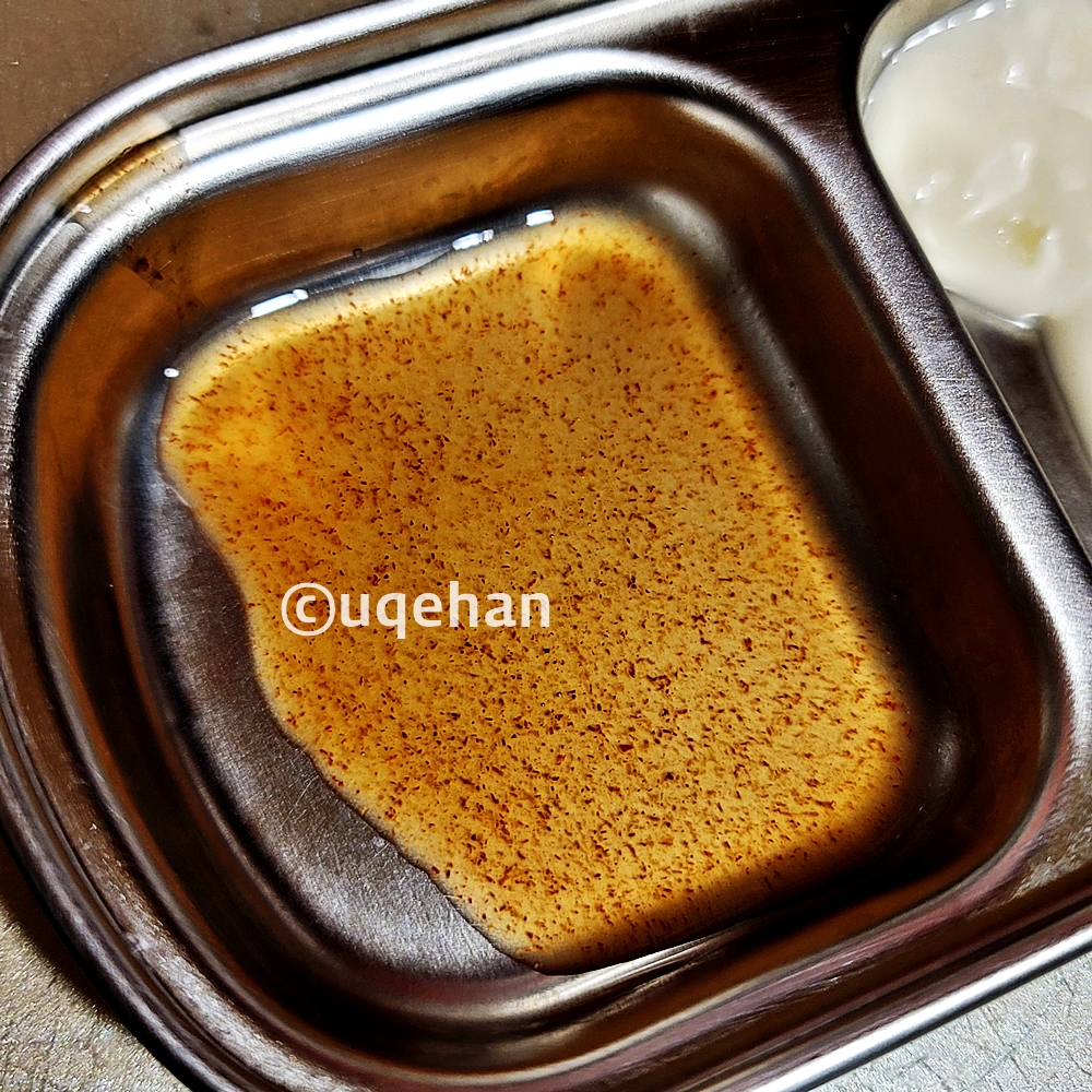 1860 조셉말린 피쉬 앤 칩스 안에 들어있는 핫소스가 덜어져 있다.