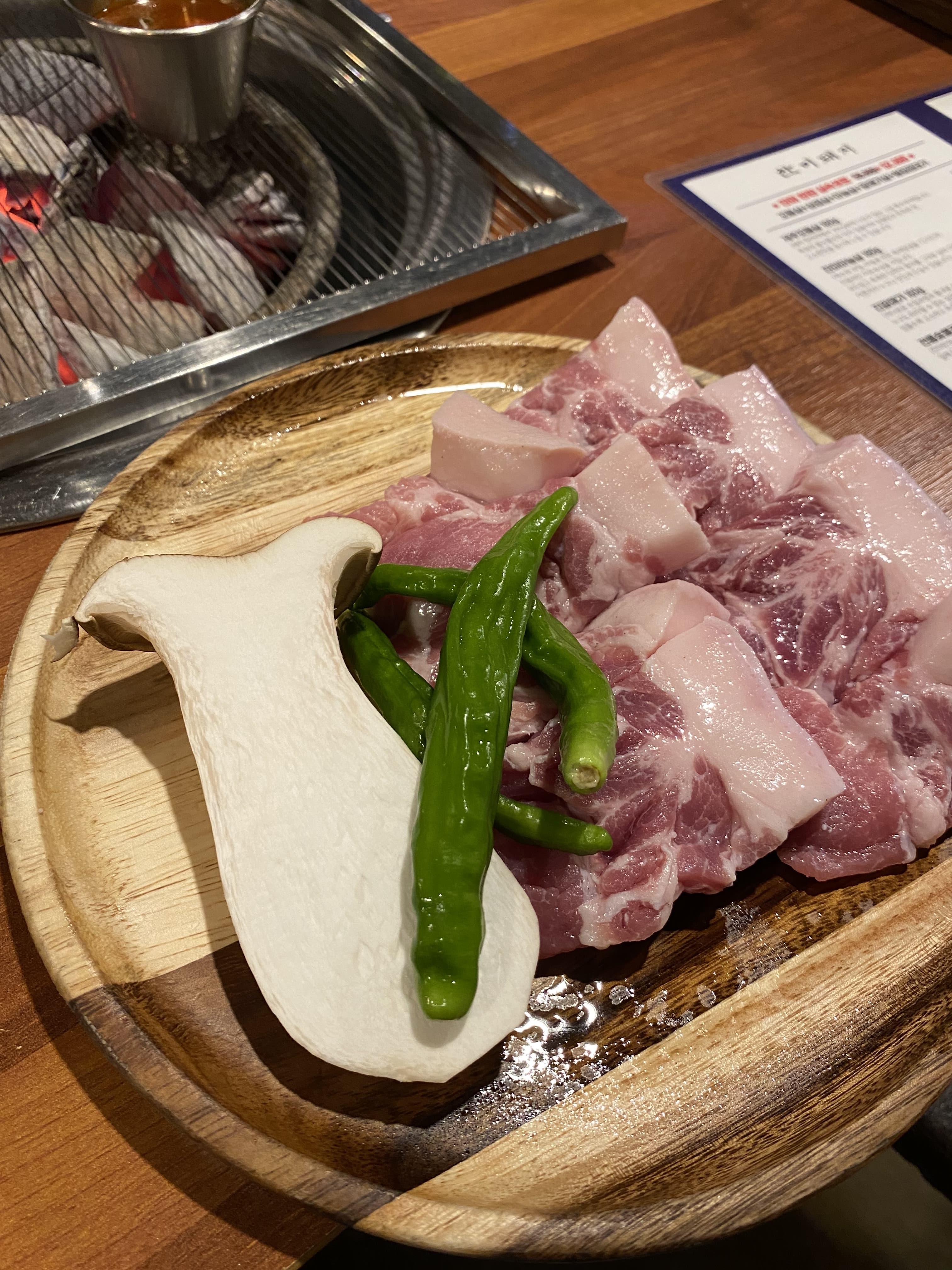 찬미돼지-돼지특수부위-제주꼬들살-돼지고기-버섯-꽈리고추