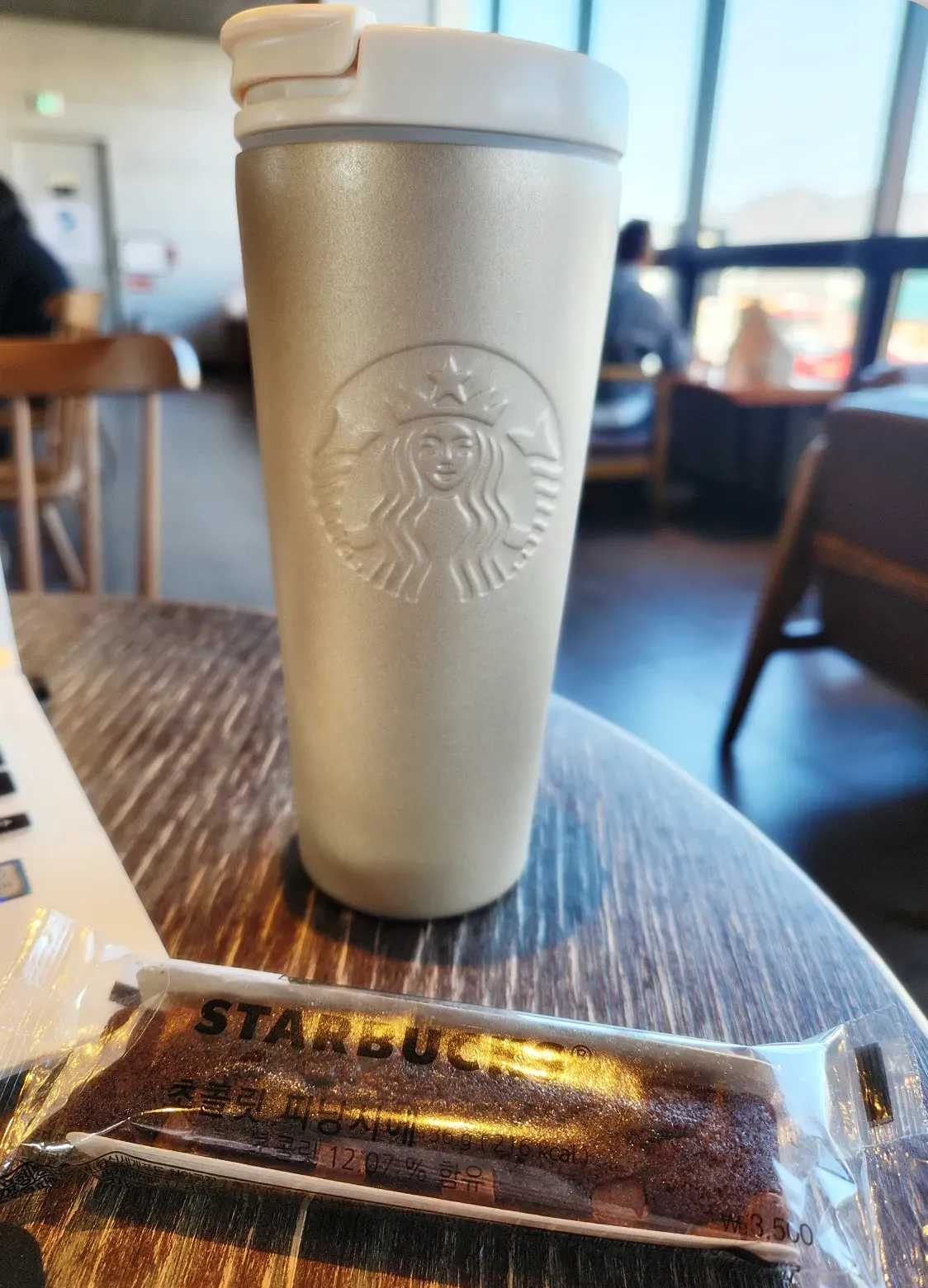 초콜릿-피낭시에-노트북-커피랑