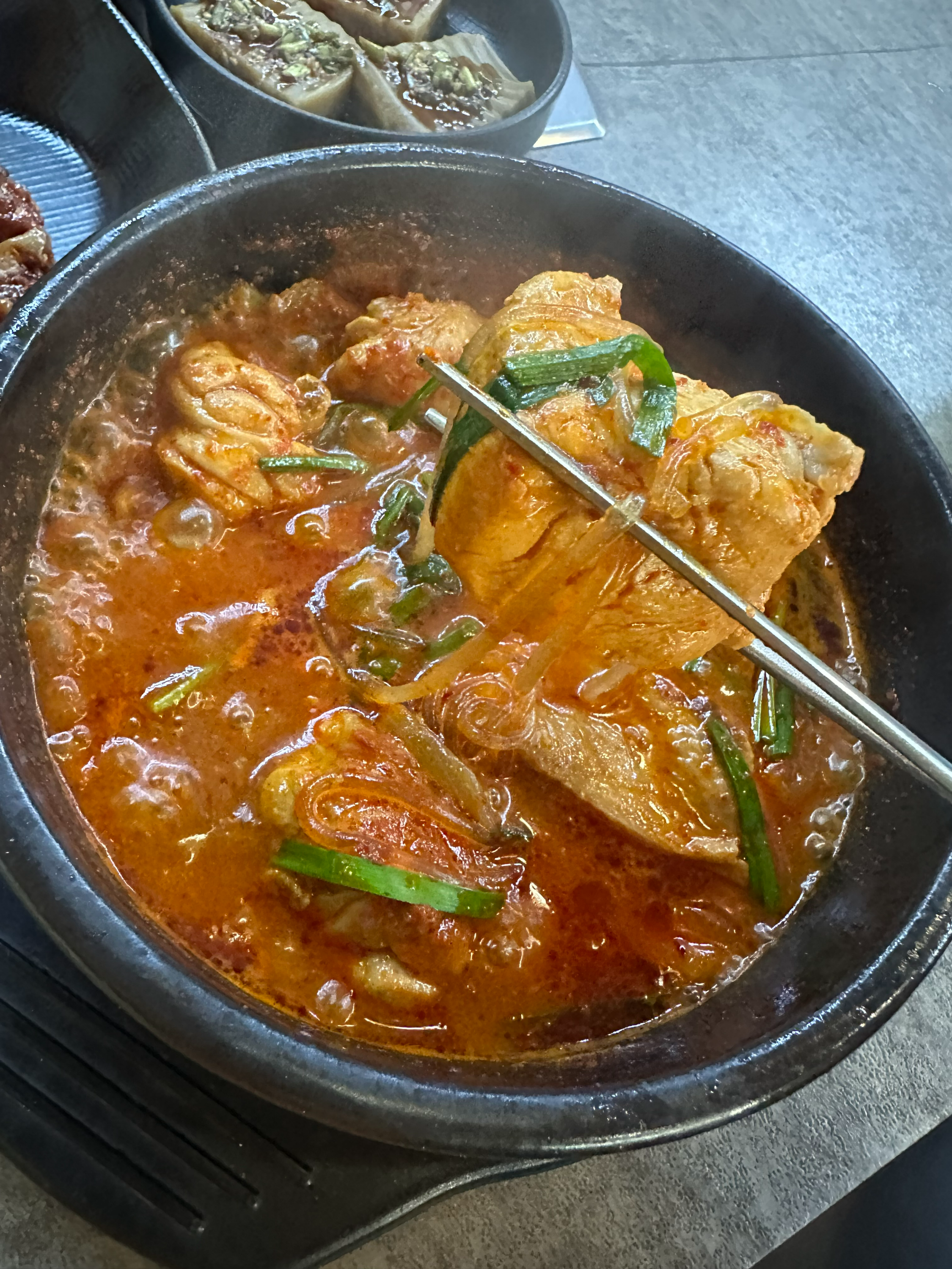 뚝닭 or 뚝불 뭐먹지?(서울 용산 삼각지 맛집 솔뫼, 점심 한식 밥집 맛집, 뚝배기 닭볶음탕, 뚝배기 불고기, 반찬 푸짐, 떡볶이 반찬, 도시락밥, 계란후라이 서비스, 저녁엔 전집, 완전 추천, 닭도리탕)