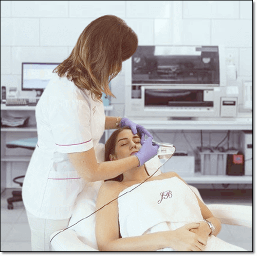 피부 치료 받는 여성