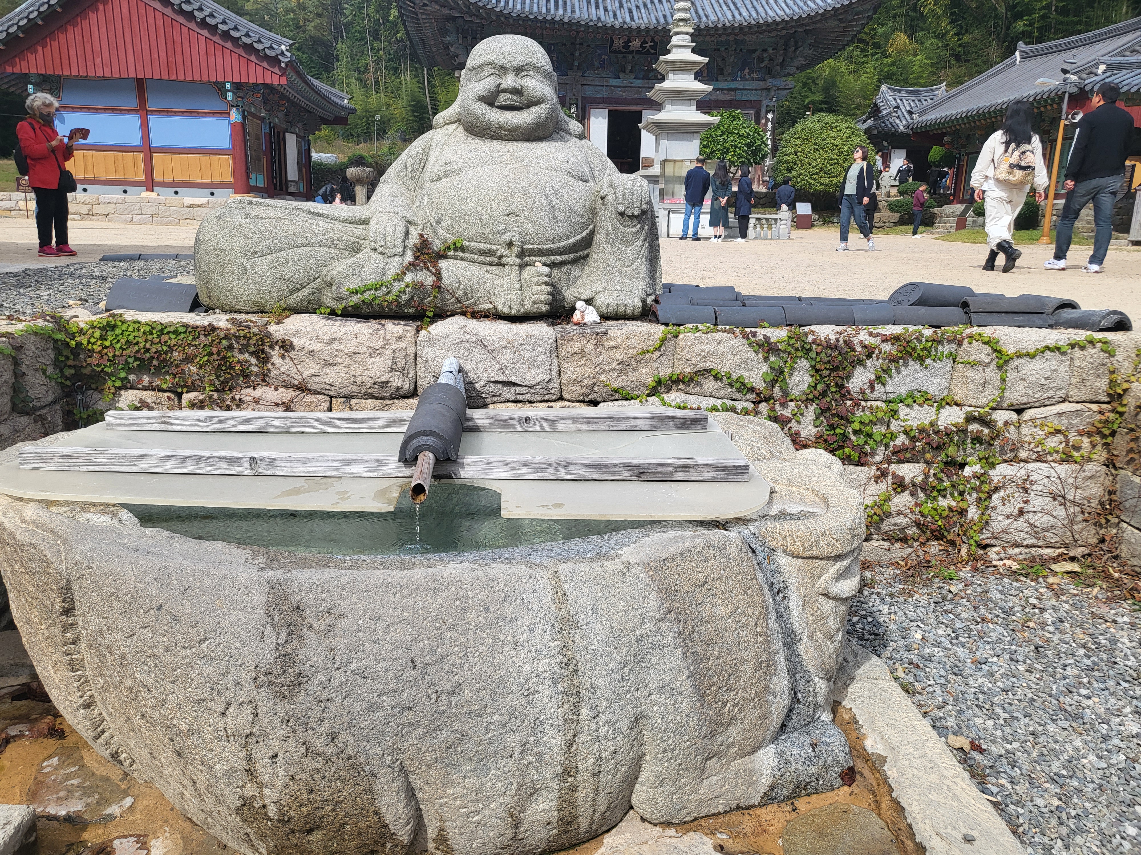 천년 고찰 장안사&amp;#44; 둘레 길을 따라 올라가면 운치 있는 백련암과 절벽 같은 곳의 척판암