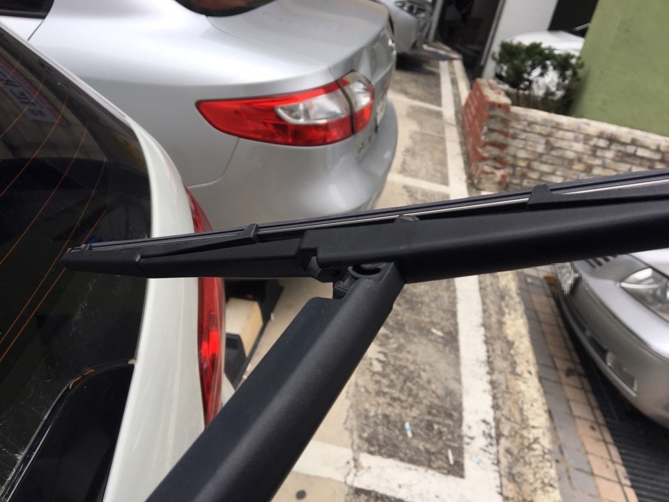 뉴QM5 후방 와이퍼 새 제품 장착 중