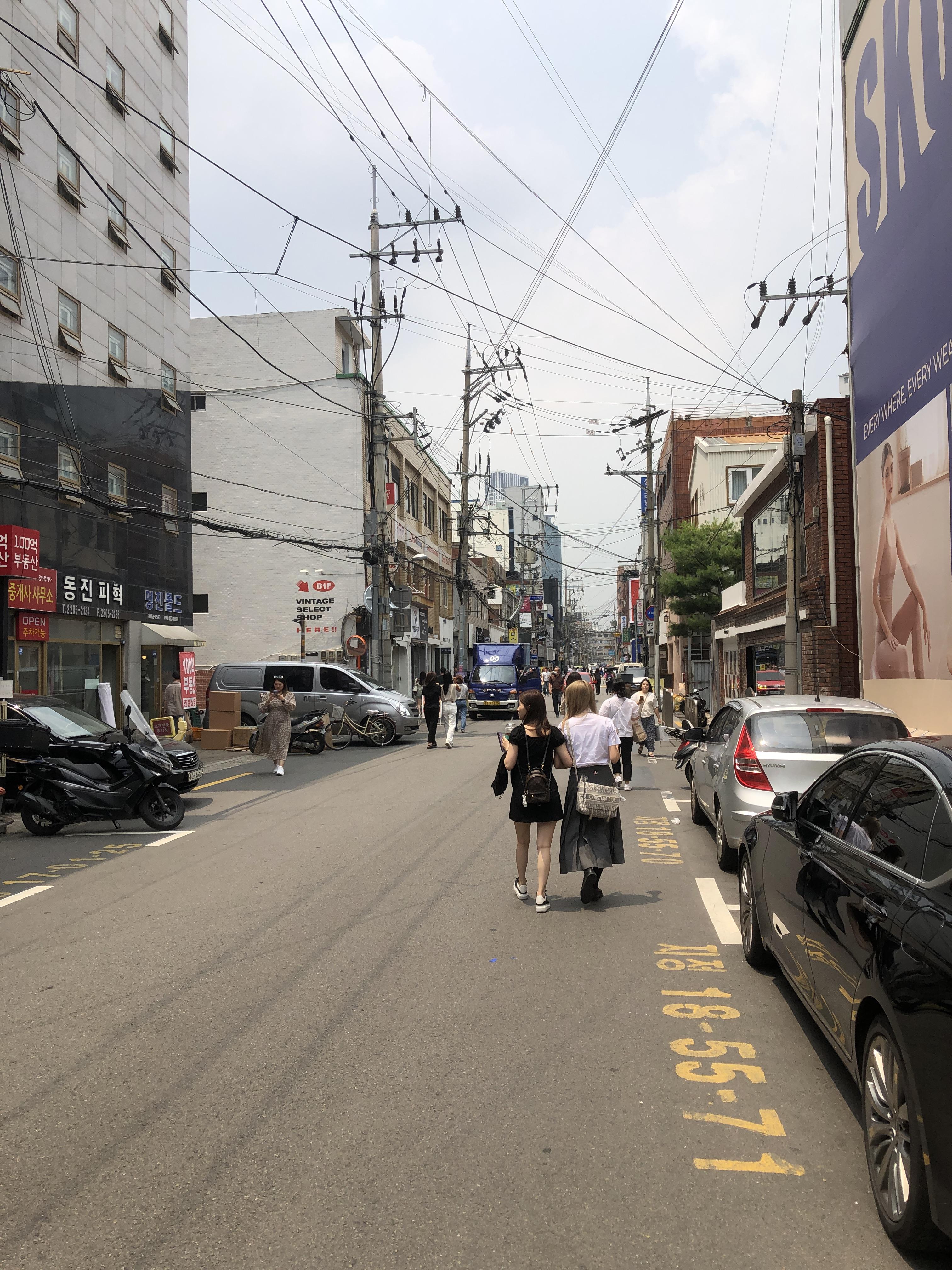 성수역 4번 출구 '연무장길' 산책: 중국 MZ 세대도 반한 성수동 레트로 감성