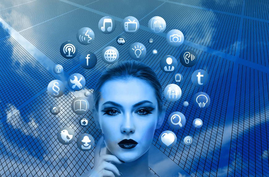 마케팅 전략을 고민하는 여성