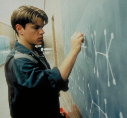 영화 주인공이 칠판에서 문제 푸는 중인 모습