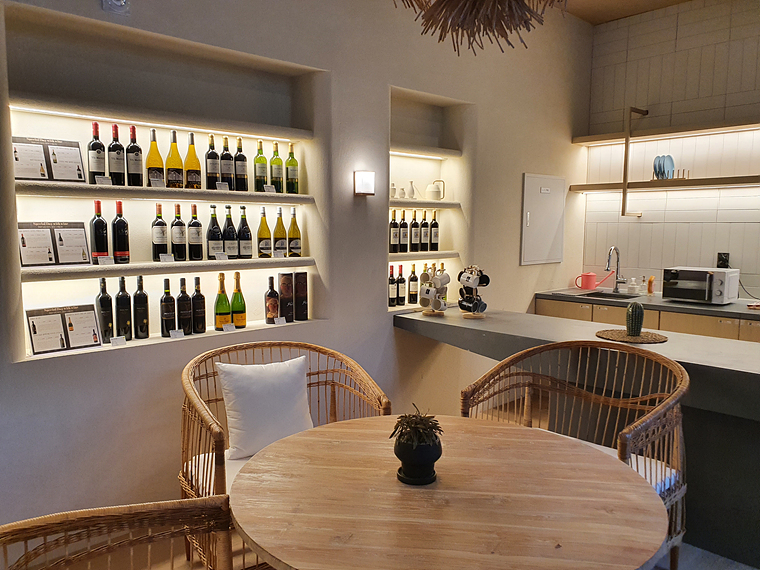 따뜻한-느낌의-호텔-휴게공간