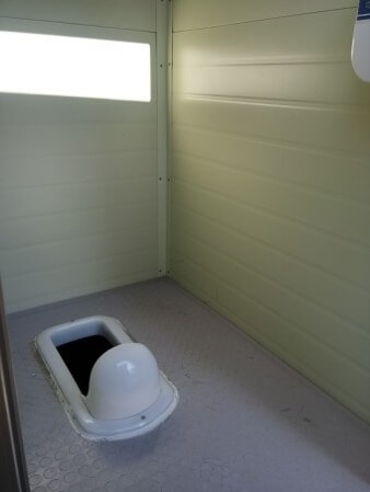다행히-뒷쪽에-창이-뻥뚤린-재래식-화장실