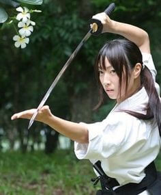 머리가-긴-여성-검객이-하얀-도복을-입고-날이-시퍼렇게선-칼을들고-자세를-잡는-모습