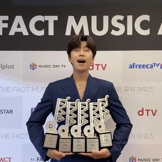 임영웅이 트로피를 가득안고 있는 모습