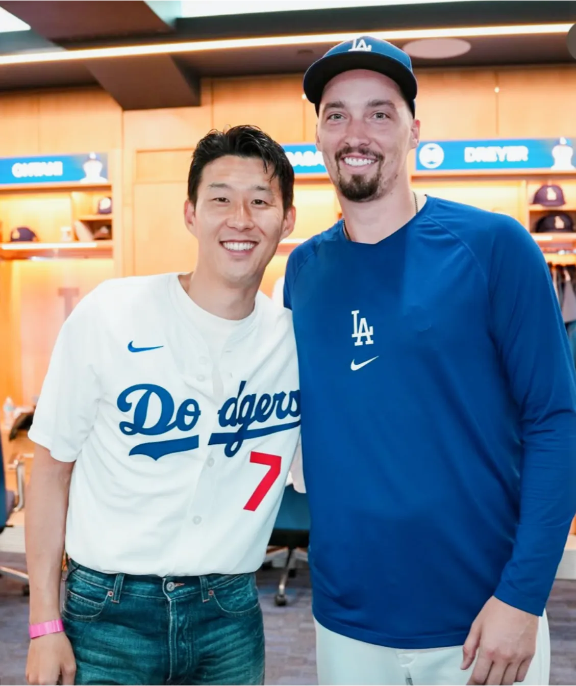 손흥민 시구, 뷔 시구, MLB 시구, 메이저리그 시구, 손흥민 MLB, 뷔 MLB, 다저스타디움 시구, 양키스타디움 시구, MLB 시구 비교, 시구 레전드, MLB 역대 시구, 조지 부시 시구, 버락 오바마 시구, 50센트 시구, 시모네 바일스 시구, 유현진 배지현 시구, K스타 시구, 한류 스타 시구, MLB 팬 서비스, 뷔 손흥민 브로맨스, 뷔 팬 서비스, 손흥민 글로벌 인기, K팝 메이저리그 진출, 메이저리그 한류, MLB 문화 마케팅, 스포츠 퍼포먼스, 한국 연예인 시구, 손흥민 뷔 직캠, 시구 레전드 영상