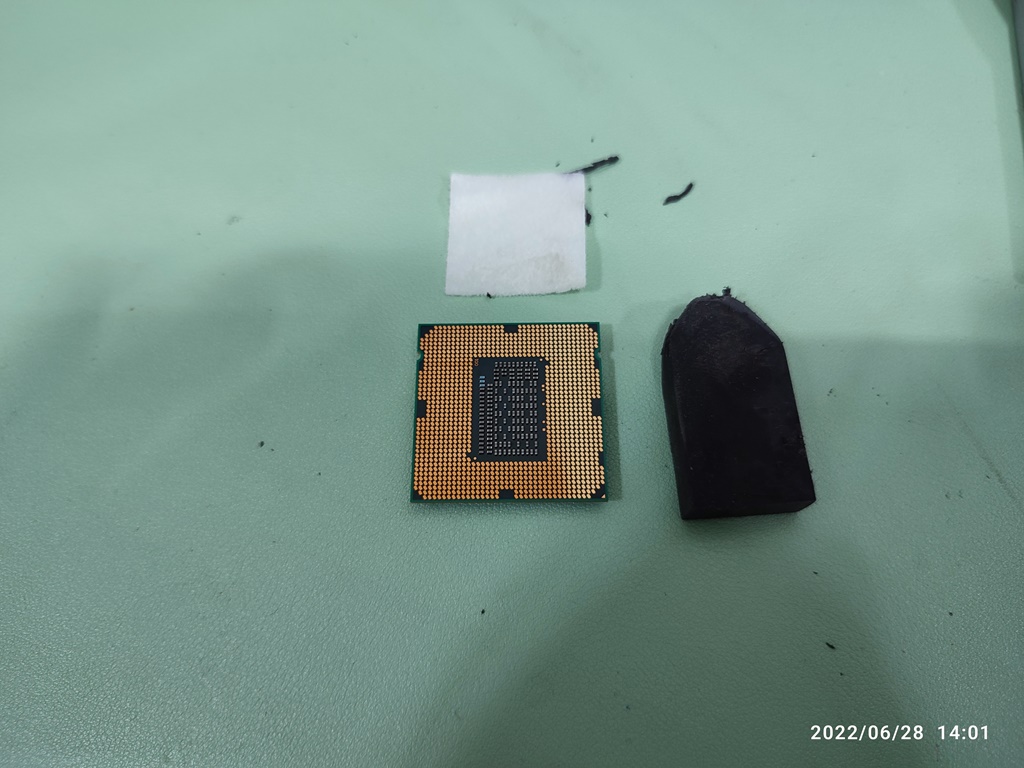 CPU의 윗면 1/3을 알코올 솜을 이용해서 닦아봤습니다.