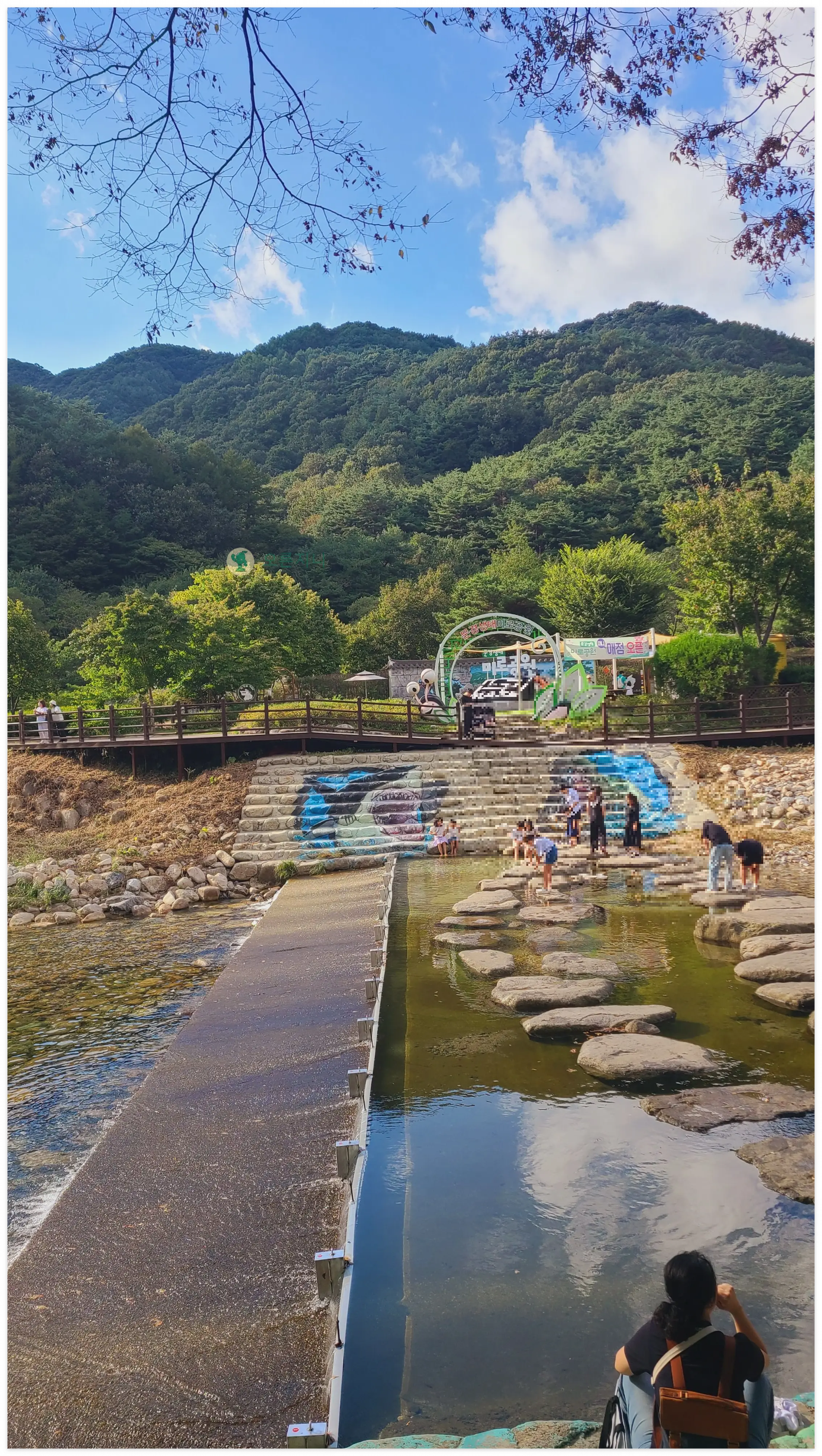 문경새재-계곡-하늘-나무