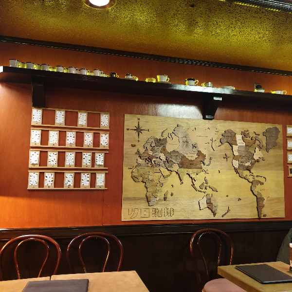 릴로킷사 내부로 벽면에 세계 지도가 부착되어 있다. 이 세계지도에 원두 생산지가 표시되어 있다.