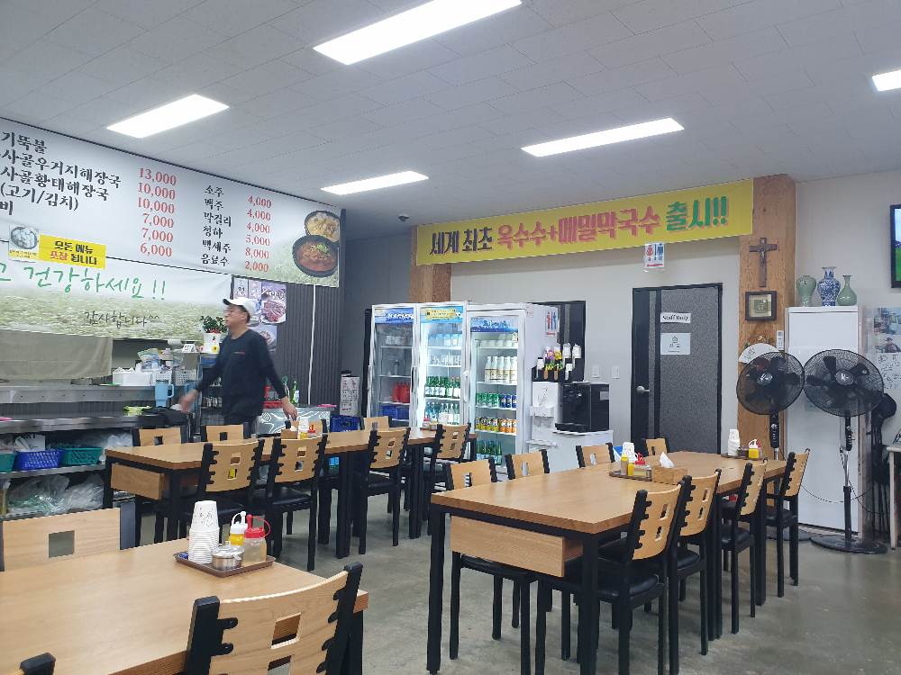 넓은 내부에 손님이 없다. 주인 아저씨만 일하고 있는 모습