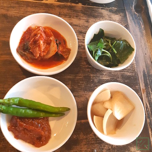 테이블에 밑반찬이 놓여 있습니다.