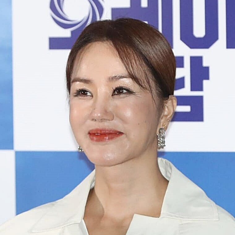 가수-겸-배우-엄정화