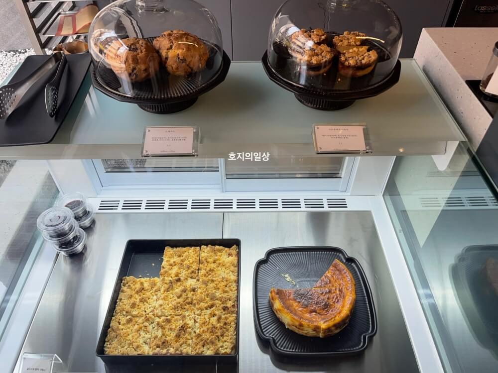 강남 카페 맛집 리플렉트커피 로스팅 랩 - 베이커리 쇼케이스