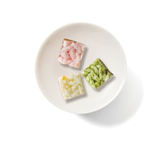 쌀엿강정이 담긴 흰 접시