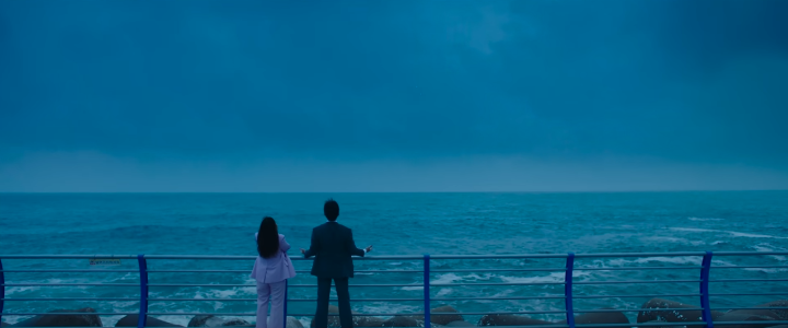 정직한후보2공식예고편스틸컷_바다를향해소리를지르고있는김무열의모습