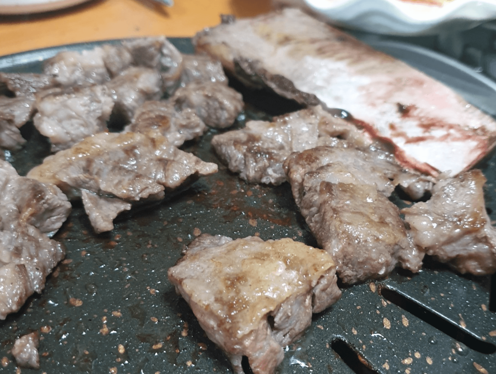 불판에서-갈비-굽는-모습