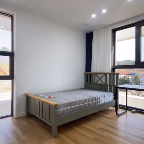 방 공간이 심플하고 창이 양족으로 있어 햇살이 잘 들어 온다.