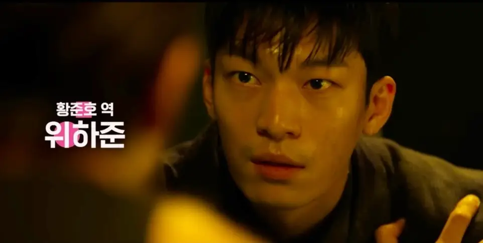 오징어게임2-
보라색 배경 검은색 머리 위하준이 다급한 얼굴로 상대방을 바라보는 모습