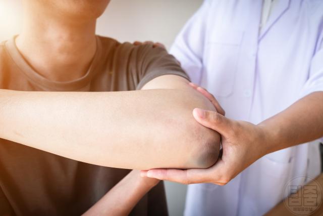 팔꿈치 까만 이유 팔꿈치 착색 통증 찌린 원인