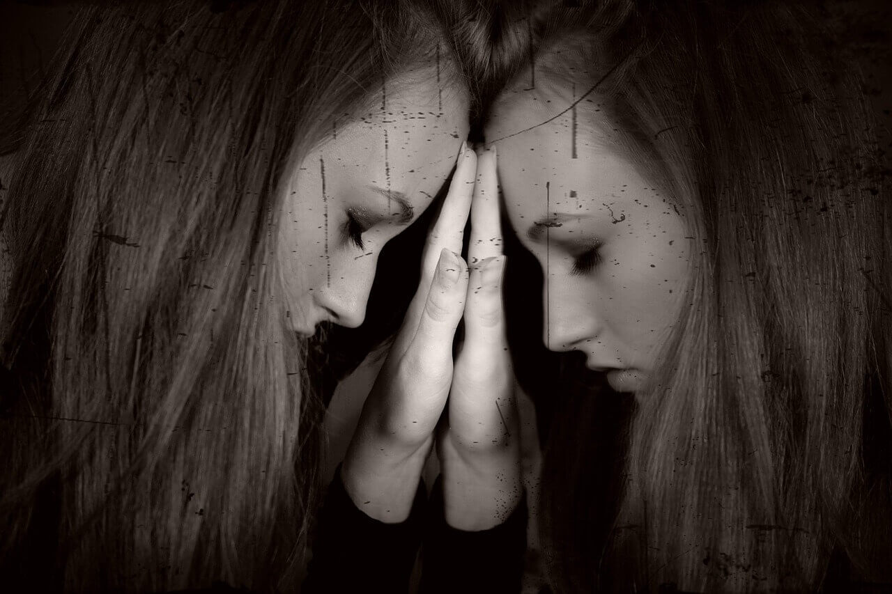 "자존감이 낮은 사람의 말버릇 때문에 불안을 느끼는 여성"