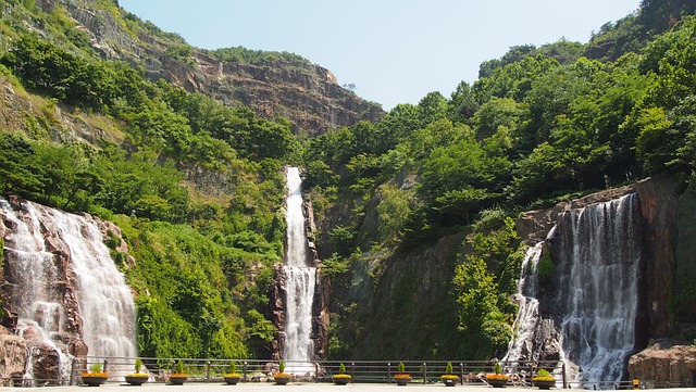 거대한 용마 폭포공원의 모습