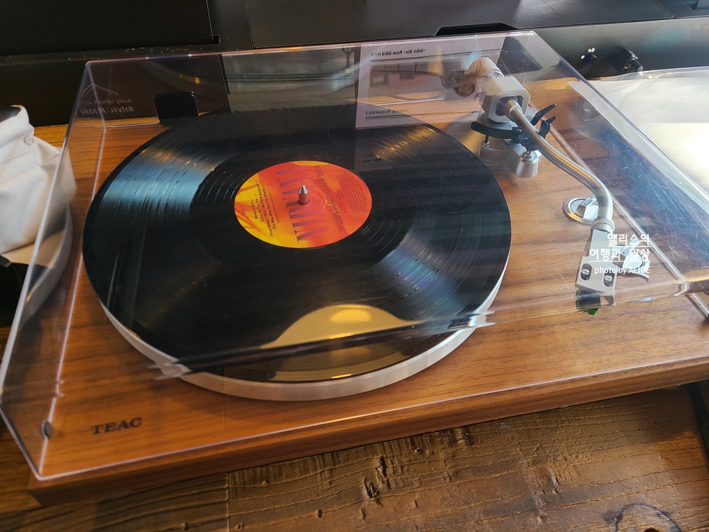 턴테이블 뉴트로 감성 가득한 바이닐앤플라스틱, LP 무료 감상하기, 이태원 가볼만한곳