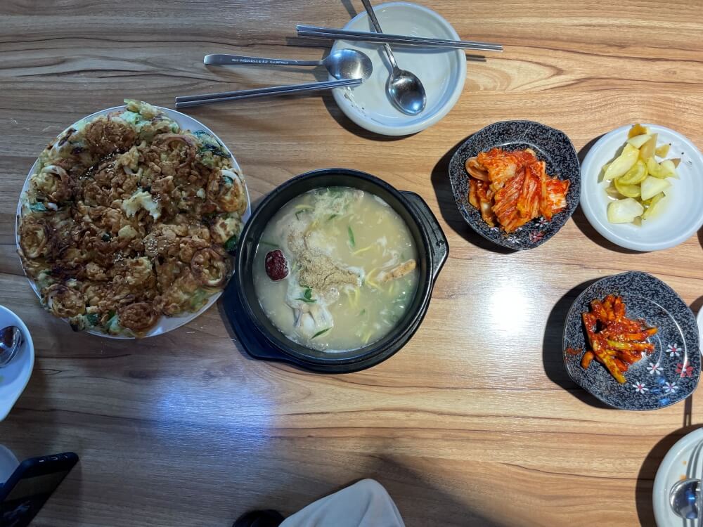 강릉-오월에초당-오징어파전과-인삼-반계탕-모습