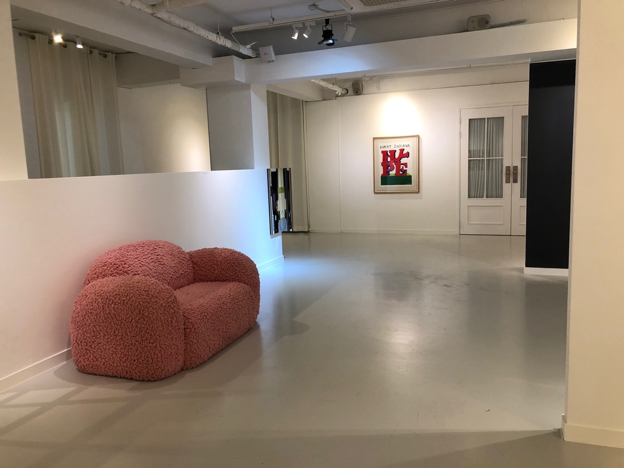 아줄레주갤러리-핑크소파