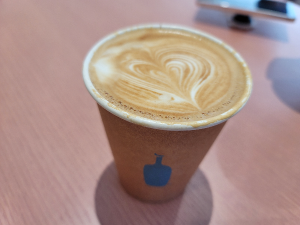 블루보틀에서 시킨 일회용 컵에 담겨 있는 카페라떼