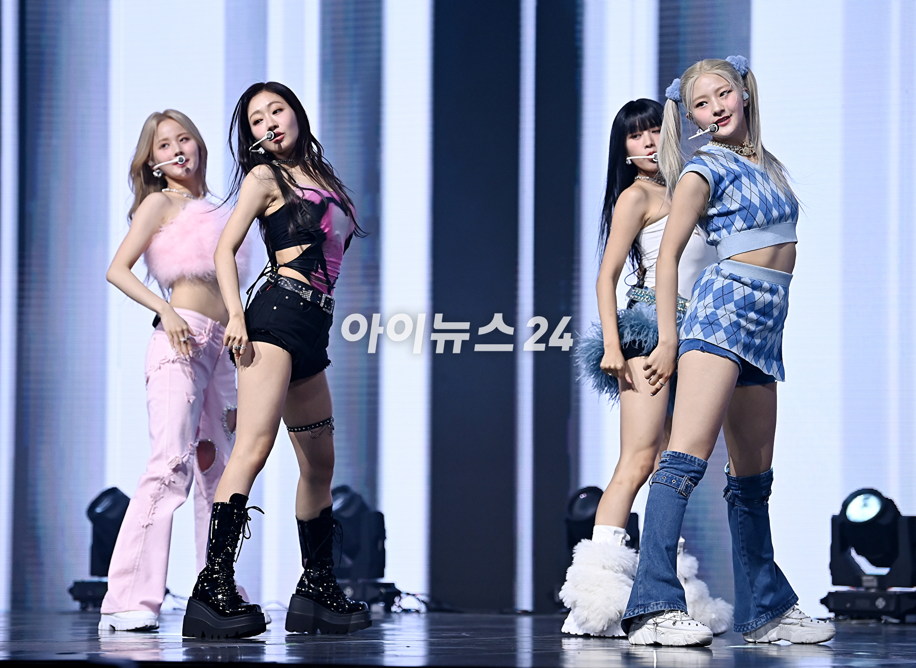 그룹 키스오브라이프가 5일 오후 서울 광진구 예스24 라이브홀에서 열린 첫 미니 앨범 &#39;KISS OF LIFE&#39; 쇼케이스에서 무대를 선보이고 있다. [사진=곽영래 기자]