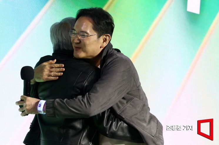 이재용 삼성전자 회장이 30일 오후 서울 강남구 코엑스 K-POP 광장에서 열린 지포스 게이머 페스티벌에서 젠슨 황 엔비디아 최고경영자와 포웅하고 있다.