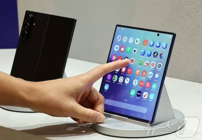 갤럭시 폴드8 살까 말까? 4,800mAh 배터리와 5.5인치 커버 화면의 치명적인 장단점 분석