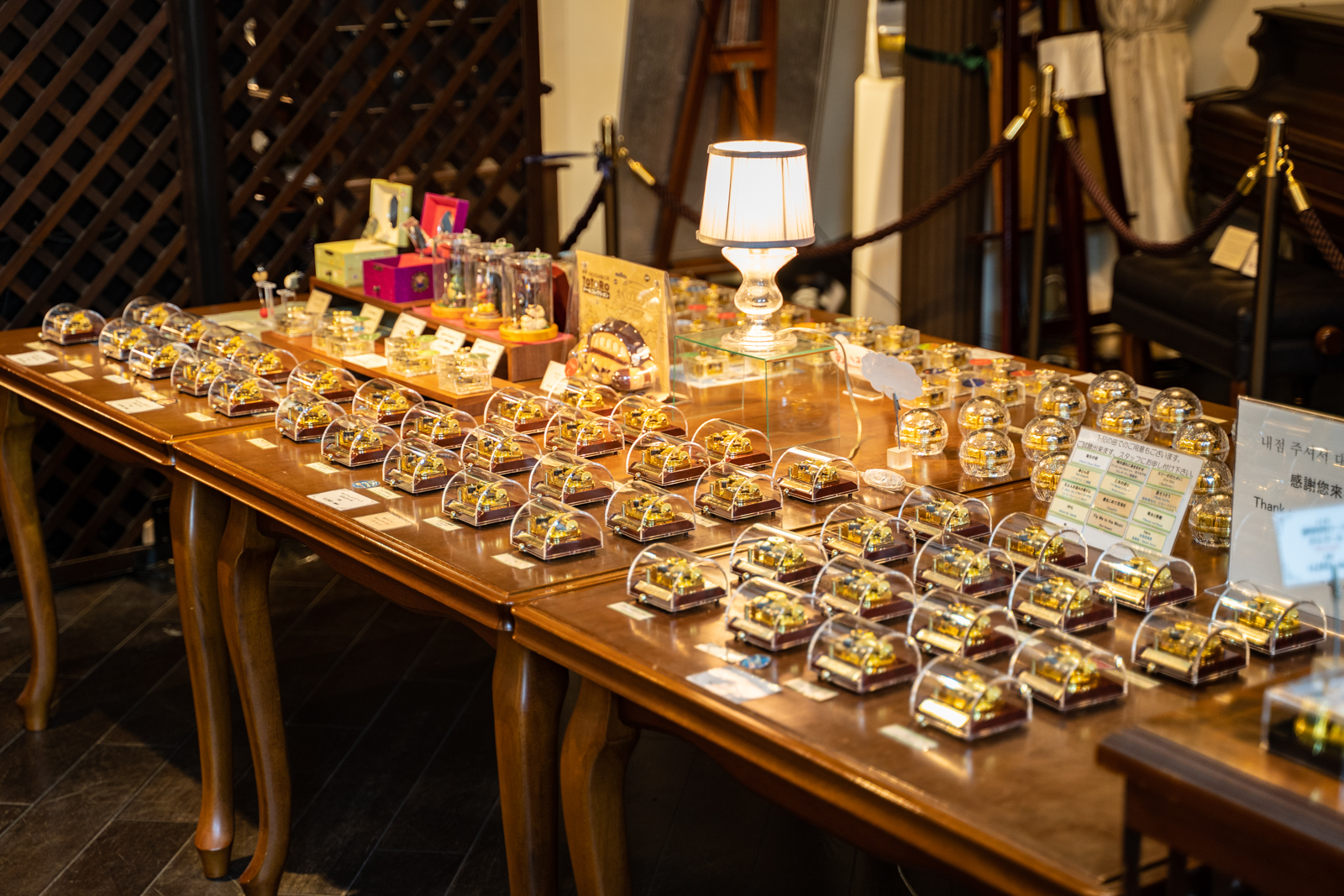 다양한 오르골들을 판매중인 가게