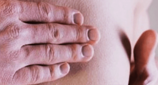 가슴을-만져보는-남성