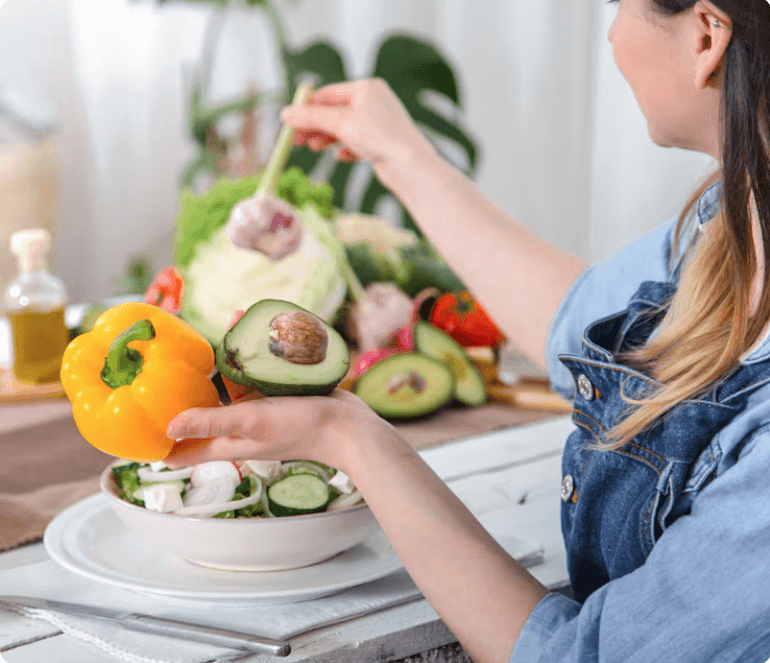 채소를 고르고 있는 모습