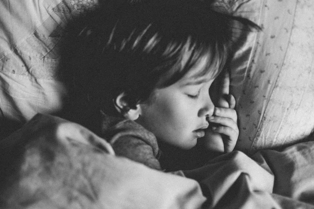 위염 위궤양-위통증으로 아파서 자는 사람 이미지