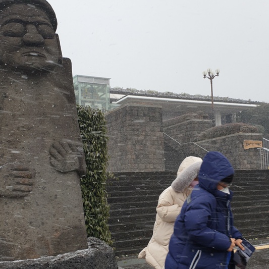 제주 자연사박물관 입구 눈보라가 치는 겨울